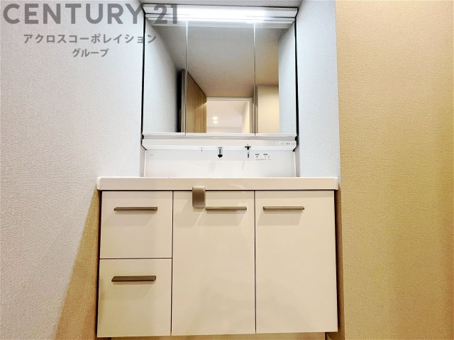 化粧品や洗顔料、歯ブラシなどの必需品をまとめて置ける収納スペースがあり、使用するたびに取り出す手間が省けます。また、水回りのため、濡れても大丈夫な素材が使用されており、お手入れが簡単です。