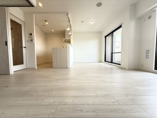 南向きリビングでLDKは約16帖広さ。11階部分で開放感があり、陽当り・通風良好です。