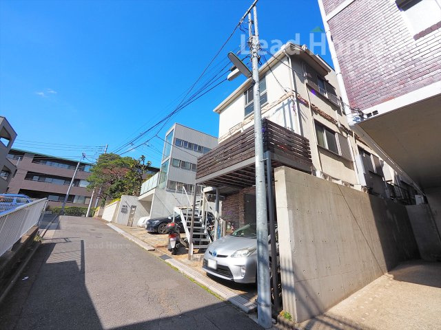 青空に映えるツートンカラーの外観！高台の開放感があり、心地よい風と陽光をたっぷり感じられます！