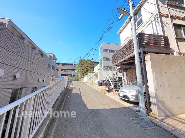 前面道路は見通しが良く車の出入れもスムーズに行えます！歩行者も安心して通行できる穏やかな住環境です♪