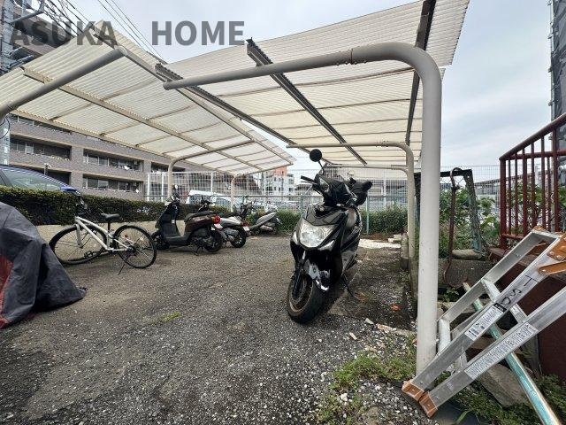 屋根付きのバイク置き場完備♪しています。