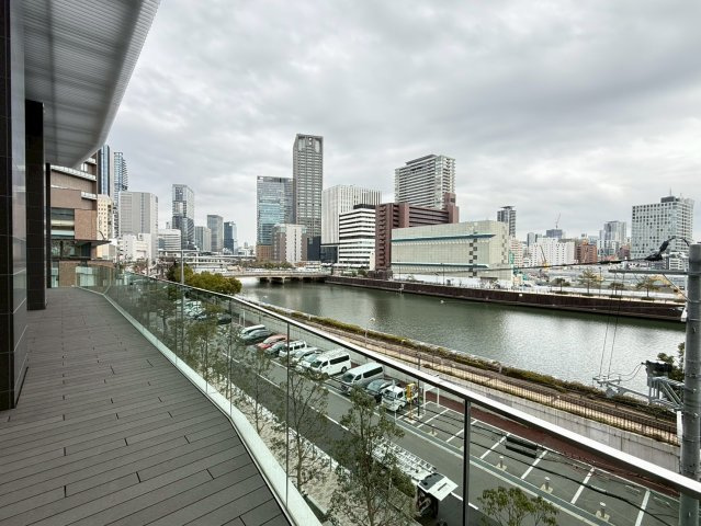 【リバーサイドテラス】3階には、川沿いの中之島の景色を一望可能なテラス！