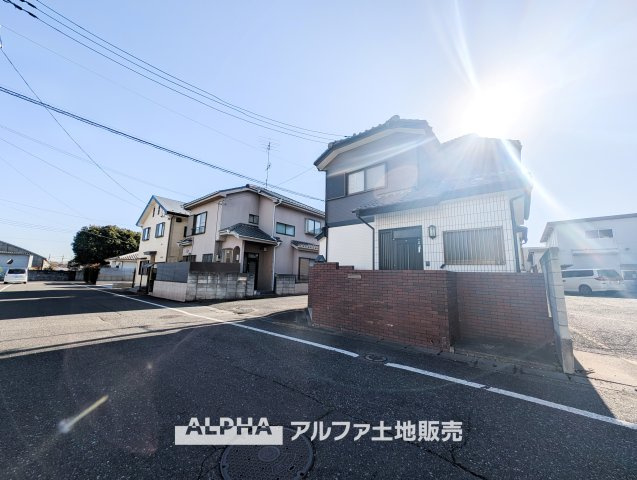 【The　situation】　◆シチュエーション◆リビングルームのドアを開くと、窓から飛び込むのは緑と光の風光明媚な景色。僕の目に映るは、ここで家族と会話をワイワイガヤガヤ楽しんでいる様子。