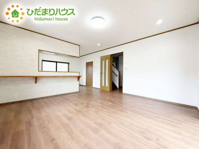 南側にお庭があり、明るく開放感のあるリビング
