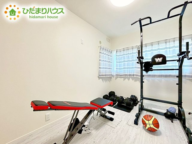 お子様の成長に合わせて、自由に模様替えできるように考えた、シンプルな洋室。