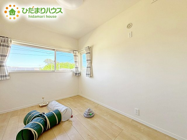 洗練された空間にやわらかい光が差し込み、お気に入りの家具や小物が映えます。