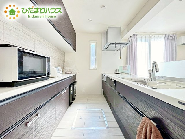 収納もたっぷり御座います。お食事の準備をしながらご家族との会話を楽しめます。キッチン近くに水回りも集中しているので、家事の動きがらくちんです♪