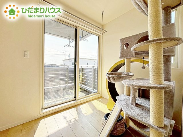 バルコニーに面している居室なので、自然と光が差し込みます。