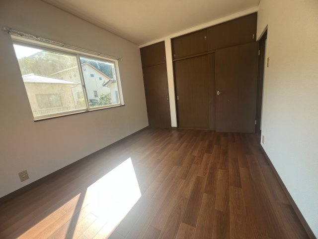 落ち着いた木目調の建具と収納を備えた居心地の良い空間