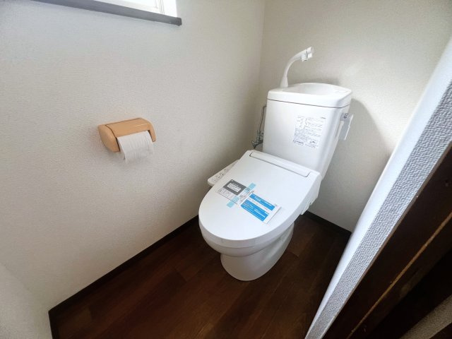 温水洗浄便座付きで快適。窓があり換気や採光も良好