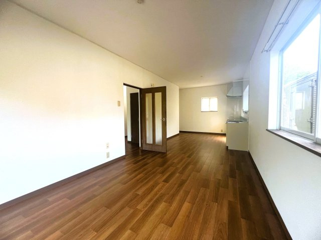 複数窓から差し込む光が室内を明るく包み快適に寛げます
