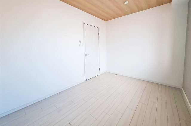 洋室2：約5.6帖の洋室は主寝室としても使いやすいお部屋です。
