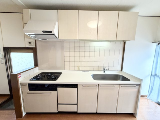 使いやすい壁付けタイプのキッチン。上部収納も充実しており、調理器具や食器をすっきり収納できます。広めのシンクと作業台で料理もしやすい設計。窓からの採光もあり、明るい空間で気持ちよくお料理を楽しめます。