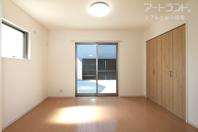 【1階洋室6帖】リビング隣接で家事部屋・子供の遊び部屋など多目的に活用できる便利な居室