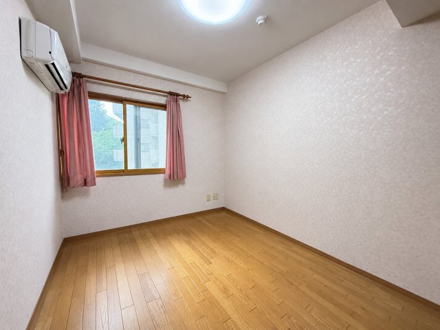 落ち着いた雰囲気の洋室は、主寝室としても使いやすい広さを確保しています。窓からやわらかな光が入り、明るさと開放感を感じられる空間です。クローゼット付きのため、衣類や日用品も整理しやすいです。