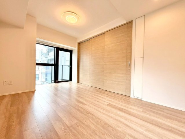 角住戸の明るさが活きる空間。時間帯で表情が変わる採光も魅力。