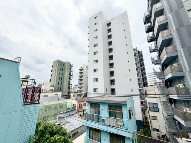 都心立地でも、空が見える余白。現地で風と抜け感をぜひ体感してください。