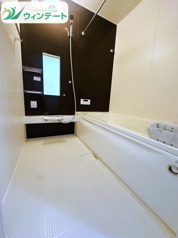 家族みんながゆったりくつろげる広さの浴室。換気・乾燥・暖房ができる機能付きで、一年中快適な入浴時間を楽しめます。