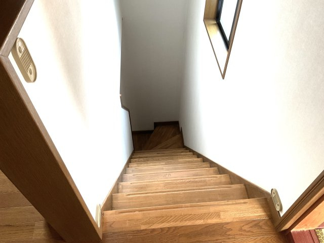 温かみのある木目調の階段で、日中は自然光が差し込みます。