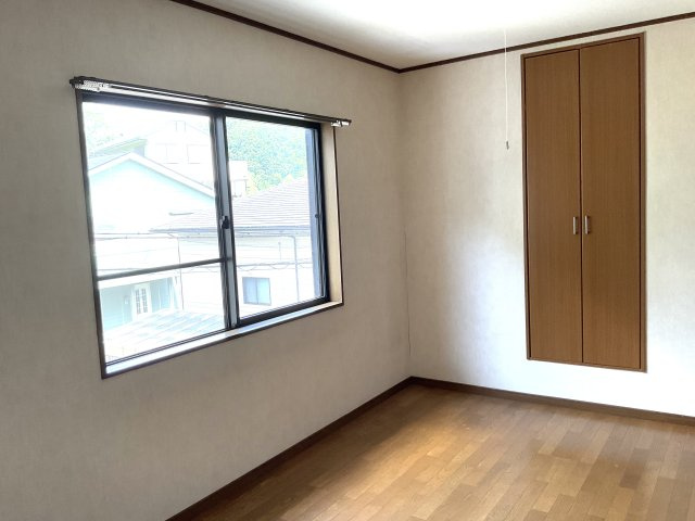 洋室に高さのある壁面収納が備わり、床面を有効に使えます。