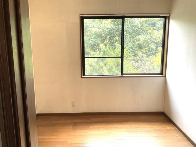 窓の外には豊かな樹木が広がり、室内から緑を眺められます。