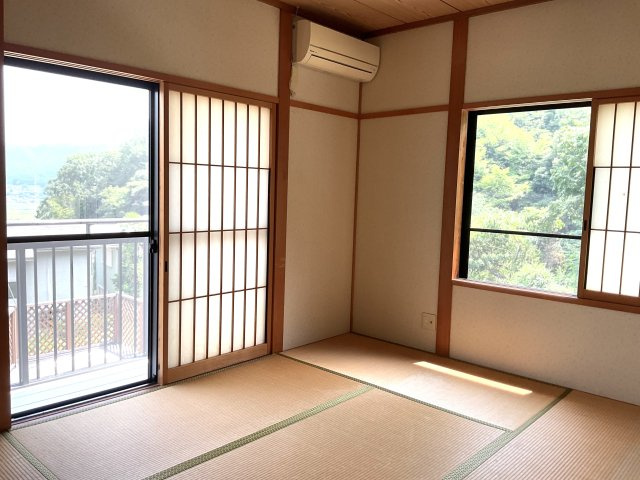 二面採光の和室で、障子越しに柔らかな光が差し込みます。