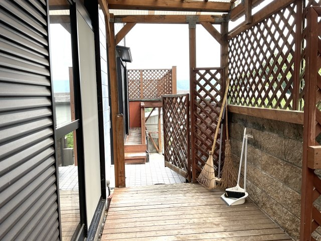 デッキの一部に屋根があり、掃除用具などを保管いただけます。