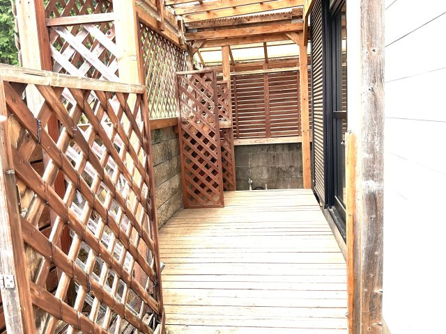 勝手口付近にウッドデッキがあり、屋外作業に活用できます。