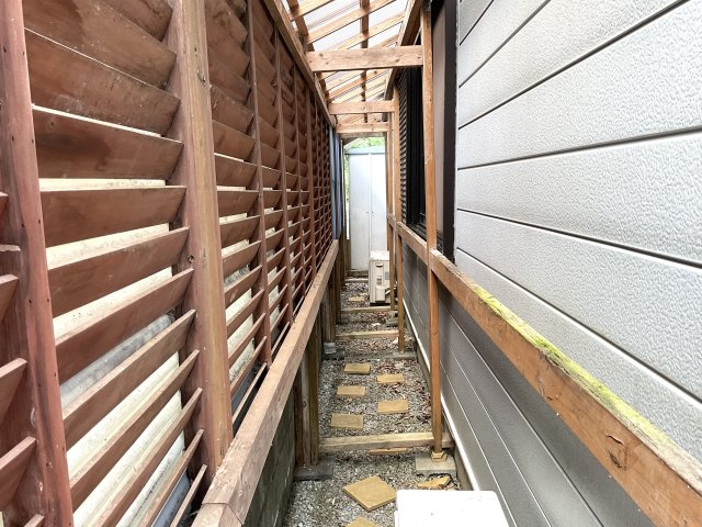 屋根付きの通路があり、雨の日でも濡れずに移動が可能です。
