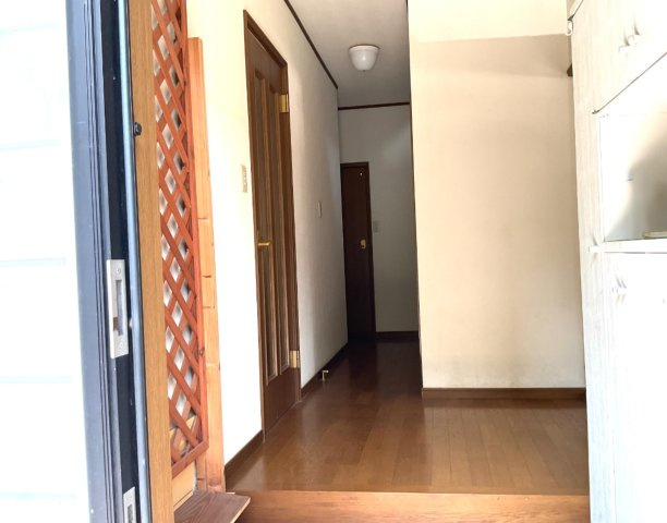 木目調の床材を採用。視覚的な落ち着きと掃除のしやすさを両立。