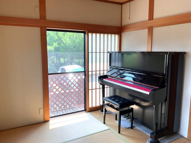 窓の外に緑があり落ち着きのある和室。書斎や趣味の部屋として集中しやすい空間です。