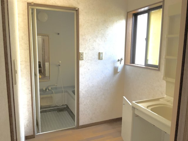洗面・脱衣・浴室を集約。短い動線で家事や入浴準備が円滑に。