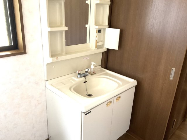 自然換気が可能な窓付き。