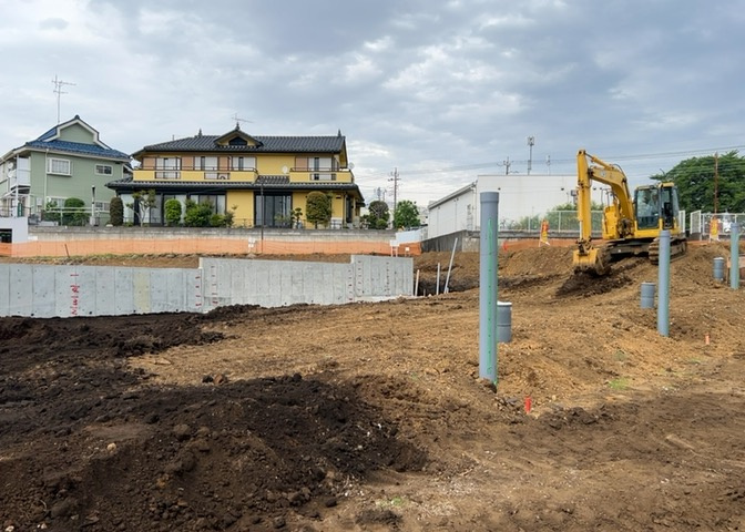 土地の形が極端に長細かったり、狭小地、あるいは道路との高低差がある傾斜地だった場合、後々売ろうとしても買い手がつかない場合もあります。後々、売却することになった時に価値の下がらない土地を選びましょう。