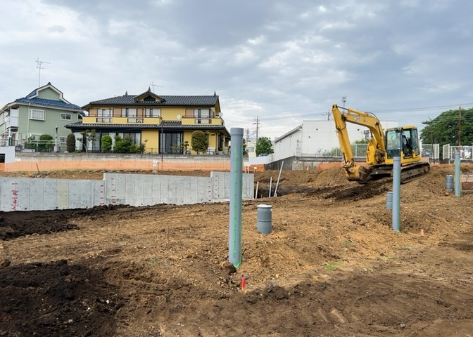 土地の面積＝住宅面積ではありません。建ぺい率の問題などで、土地のある場所によって住宅を建てられる面積は限られています。高さもしかり、「土地」という言葉の中には、建築条件も含まれると考えておきましょう。