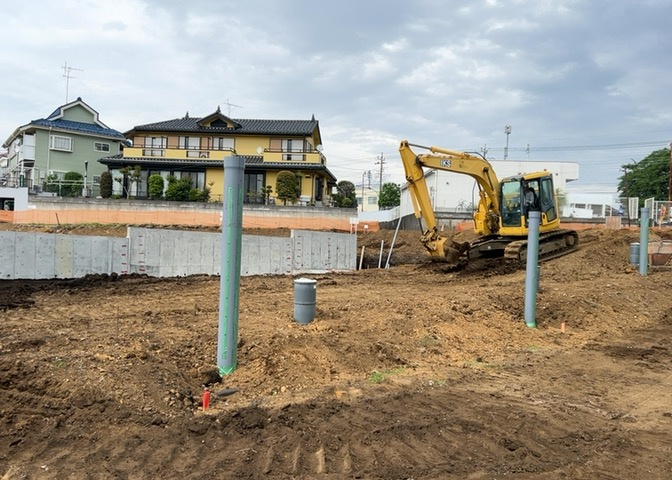 家を建てる場合、方位は要チェックです。現実的に日当たりのよい家ならばリビングは南側、建築基準法でも北側に当たる家への配慮は求められています。土地を見学に行く際は、方位磁針を持って行くようにしましょう。
