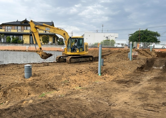 土地の前の道路に消火栓が設置されていることがあります。この場合、道路交通法第45条第1項により、駐車禁止の場所が指定されています。そのため、車庫などの駐車スペースをつくることができない場合があります。