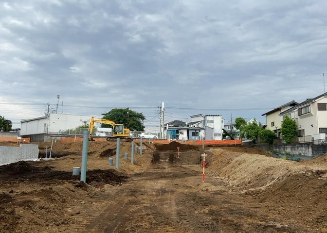 現地に行くなら、物件の周囲の地形がどうなっているかを見ることも大切です。周辺より低くなっている土地では、大雨などで水が集まりやすいため、地盤が弱くなっているということも考えられるため、注意が必要です。