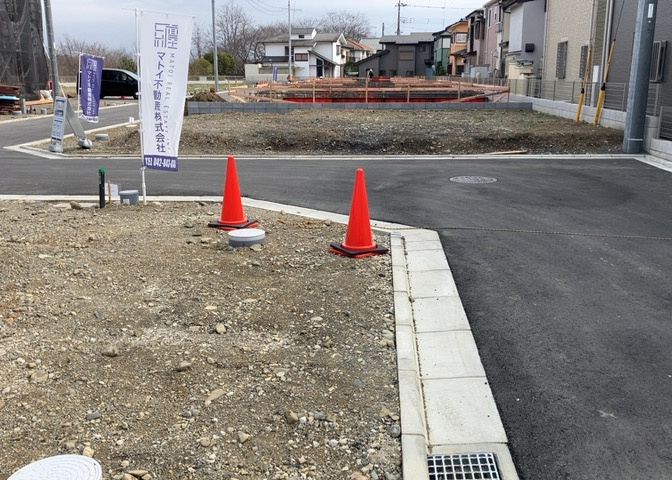 土地の形が極端に長細かったり、狭小地、あるいは道路との高低差がある傾斜地だった場合、後々売ろうとしても買い手がつかない場合もあります。後々、売却することになった時に価値の下がらない土地を選びましょう。