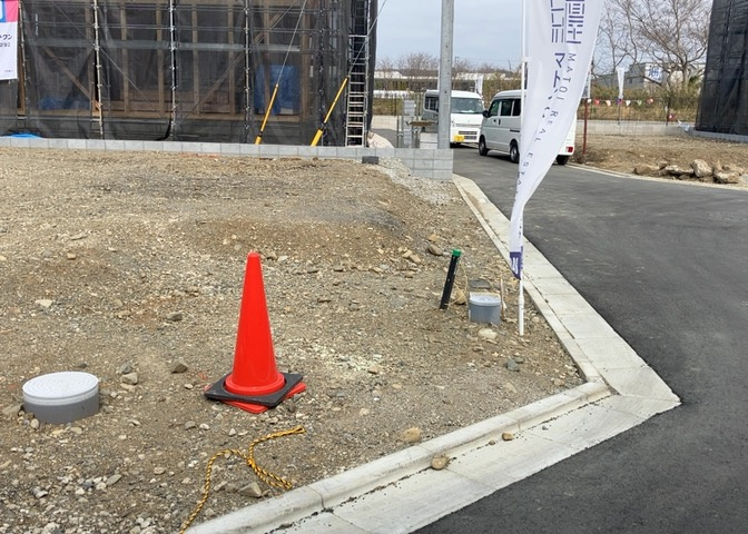 土地の面積＝住宅面積ではありません。建ぺい率の問題などで、土地のある場所によって住宅を建てられる面積は限られています。高さもしかり、「土地」という言葉の中には、建築条件も含まれると考えておきましょう。