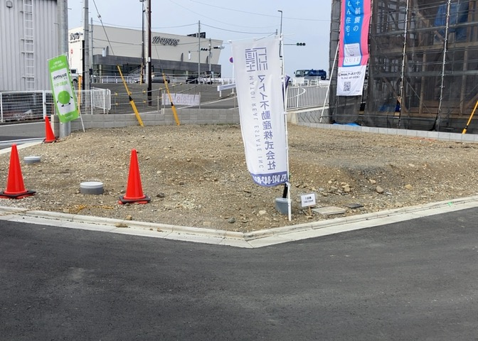 家を建てる場合、方位は要チェックです。現実的に日当たりのよい家ならばリビングは南側、建築基準法でも北側に当たる家への配慮は求められています。土地を見学に行く際は、方位磁針を持って行くようにしましょう。