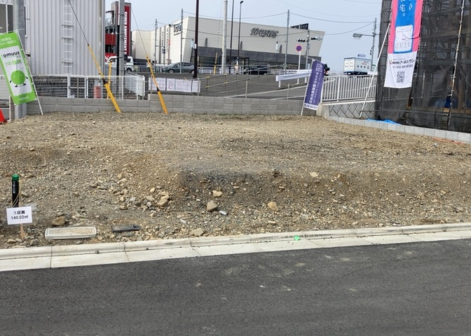土地を買う際、住む地域の自治体や福祉の補助制度にも注目してみましょう。子供や老人の医療補助やゴミ出しのルールなど、自治体によってルールに大きな違いがあるため、暮らしやすい土地で判断するとよいでしょう。