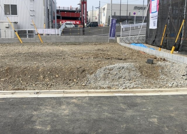 土地の前の道路に消火栓が設置されていることがあります。この場合、道路交通法第45条第1項により、駐車禁止の場所が指定されています。そのため、車庫などの駐車スペースをつくることができない場合があります。