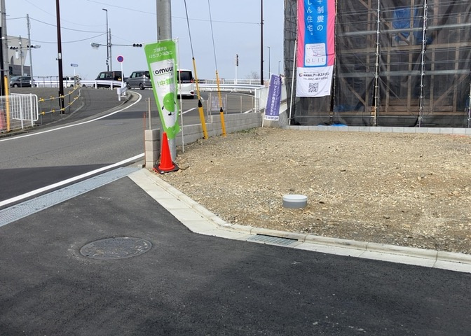 土地購入を検討されている場合、境界杭がない状態で購入してしまうと境界確定測量をする必要があり、費用がかかります。購入の前に、売主、隣土地所有者立ち合いのもと境界を確定し境界杭を設置するのがベストです。