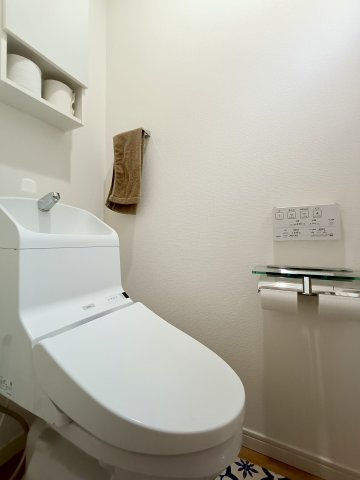 【トイレ】　シンプルで清潔感のあるトイレ空間です。