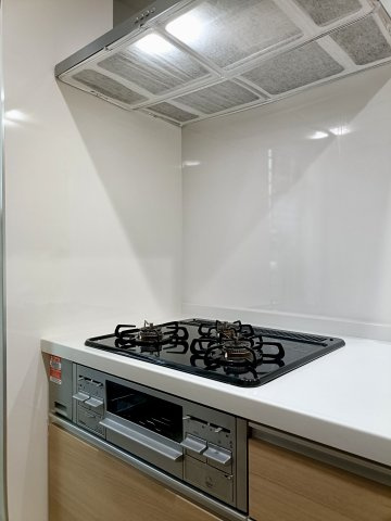 【コンロ】　3口コンロで複数の調理も効率よくこなせます。