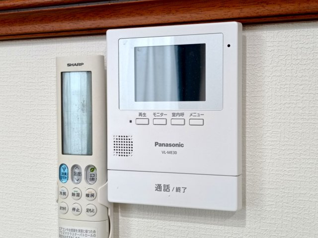 【インターフォン】　来客を確認できるモニター付きインターフォン。安心のセキュリティ。