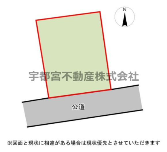 陽当り良好な南向きの整形地。前面道路が広く、間口もゆとりがあるため、車の出し入れもスムーズです。開放感あふれる住環境が魅力です。