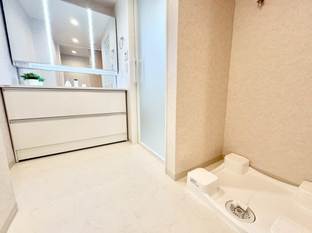 毎日使う場所だからこそ広く使える仕様となっております。　洗濯機置き場が少し奥まった配置になっているため、洗濯機を設置しても脱衣スペースを広く確保できるのが特徴です。
