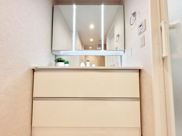 収納豊富な奥の物まで見やすく取り出しやすいワイド型の洗面化粧台です。　また三面鏡タイプとなっており鏡裏も収納スペースとなっておりますので　洗面まわりを綺麗に保ちやすい仕様となっております。